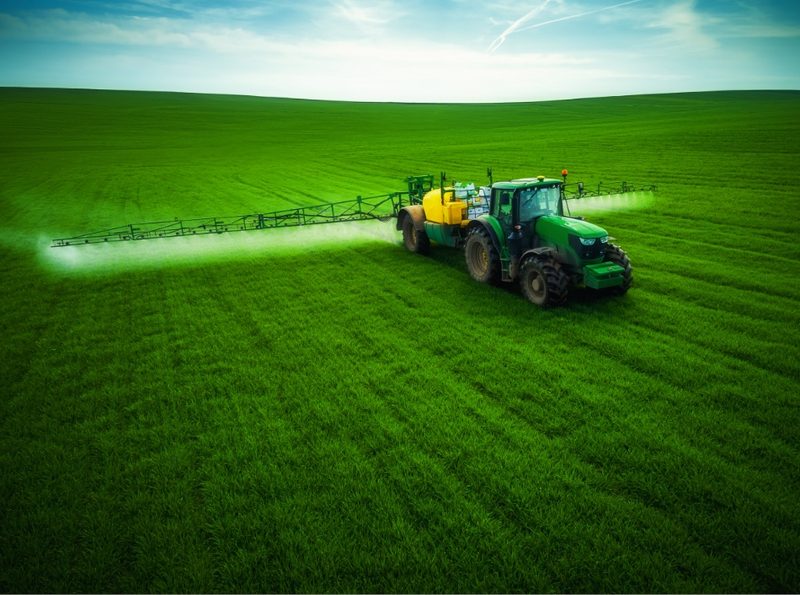 Tractor agrícola trabajando en el campo